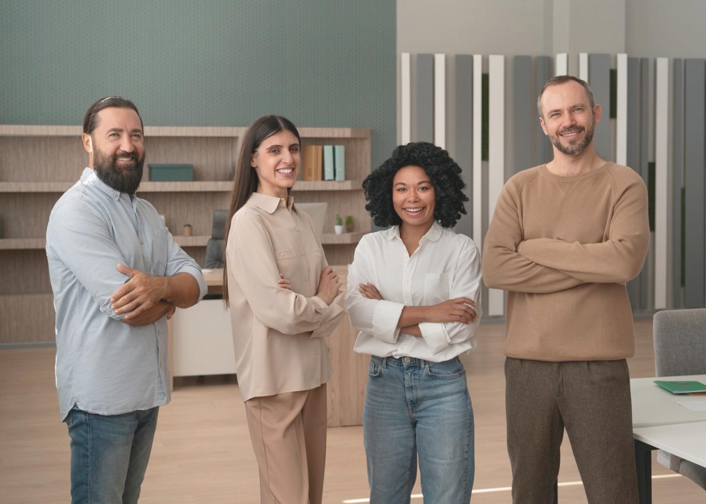 Ambiente colaborativo en oficina moderna mostrando trabajo en equipo